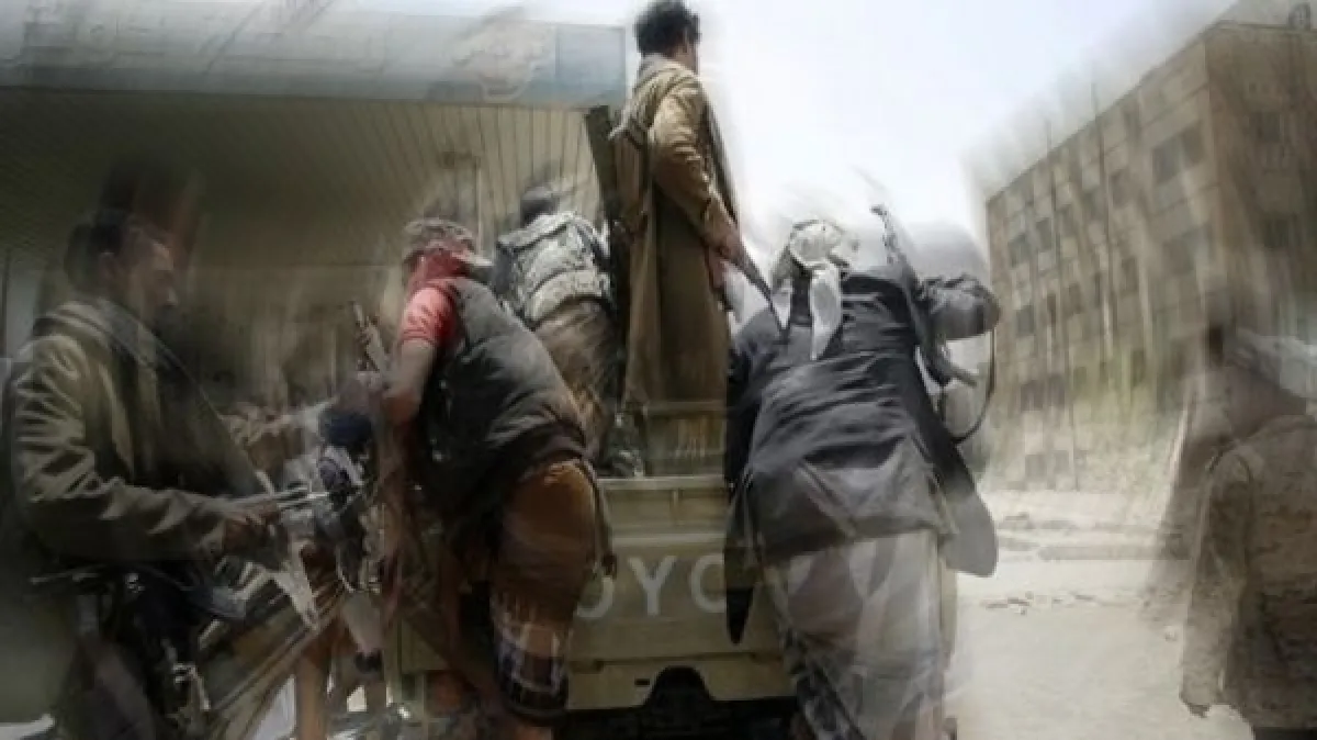 قيادي حوثي يعتدي بوحشية على مريض نفسي في إب