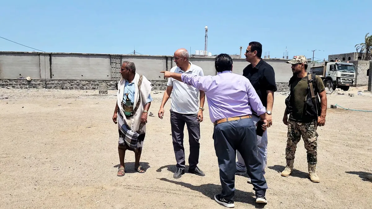 محمود والمزلم يتفقدان سير أعمال تسوير ملعب الميناء الرياضي في المخا بتكلفة تتجاوز 100 مليون ريال