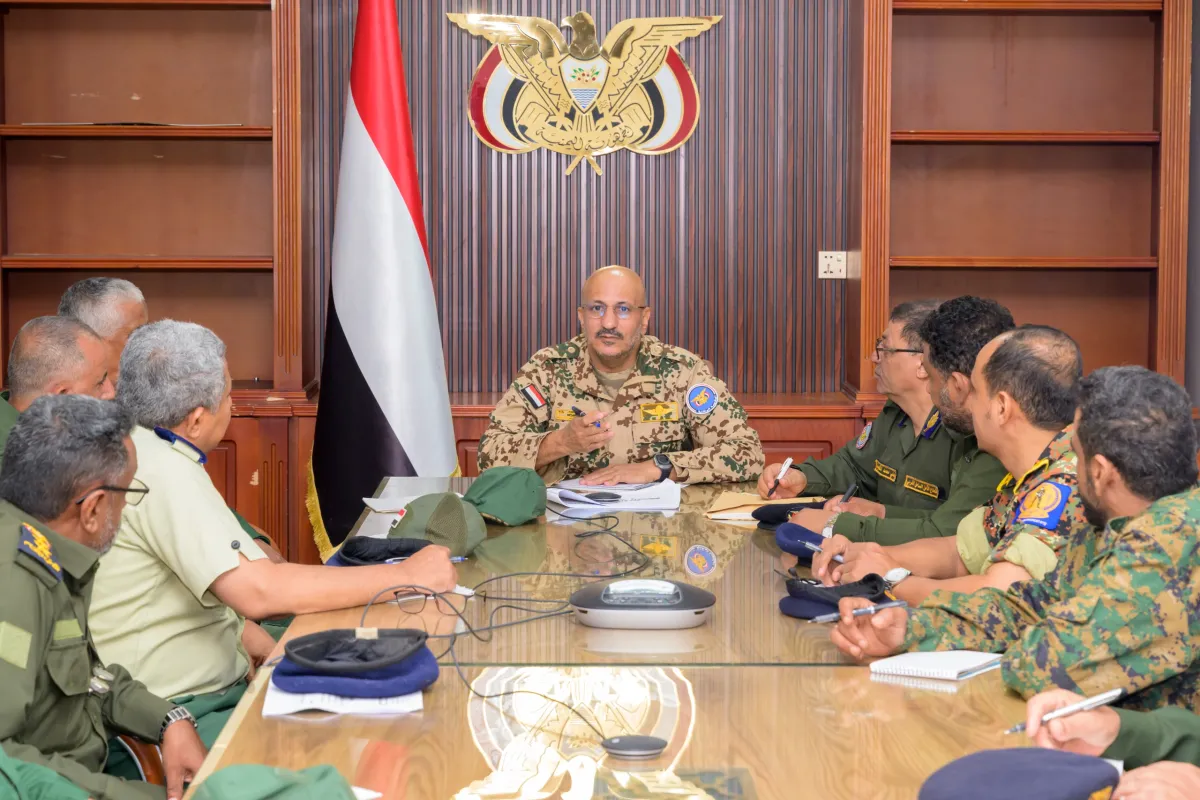 طارق صالح يطلع من وزير الداخلية على "إصلاحات" الوزارة ويترأس اجتماعًا لقطاع الأمن في الساحل الغربي