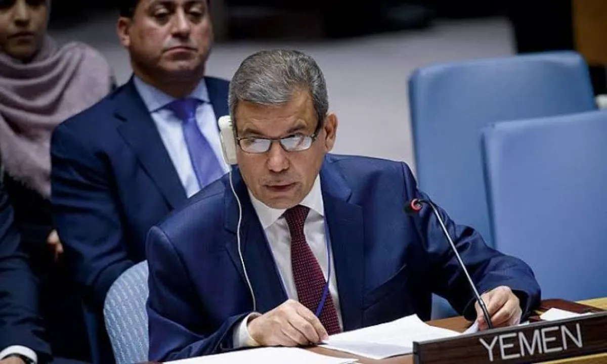 الحكومة اليمنية تجدد دعوتها المجتمع الدولي لمواجهة تهديدات إيران للملاحة الدولية في باب المندب عبر ذراعها الحوثية