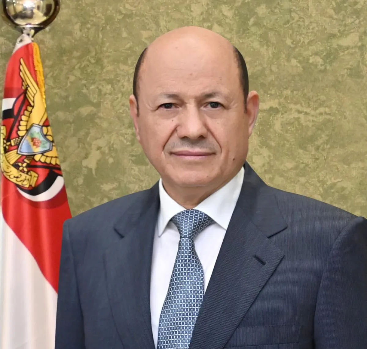 رئيس مجلس القيادة يهنئ عمال اليمن بعيدهم العالمي ويشيد بصمودهم