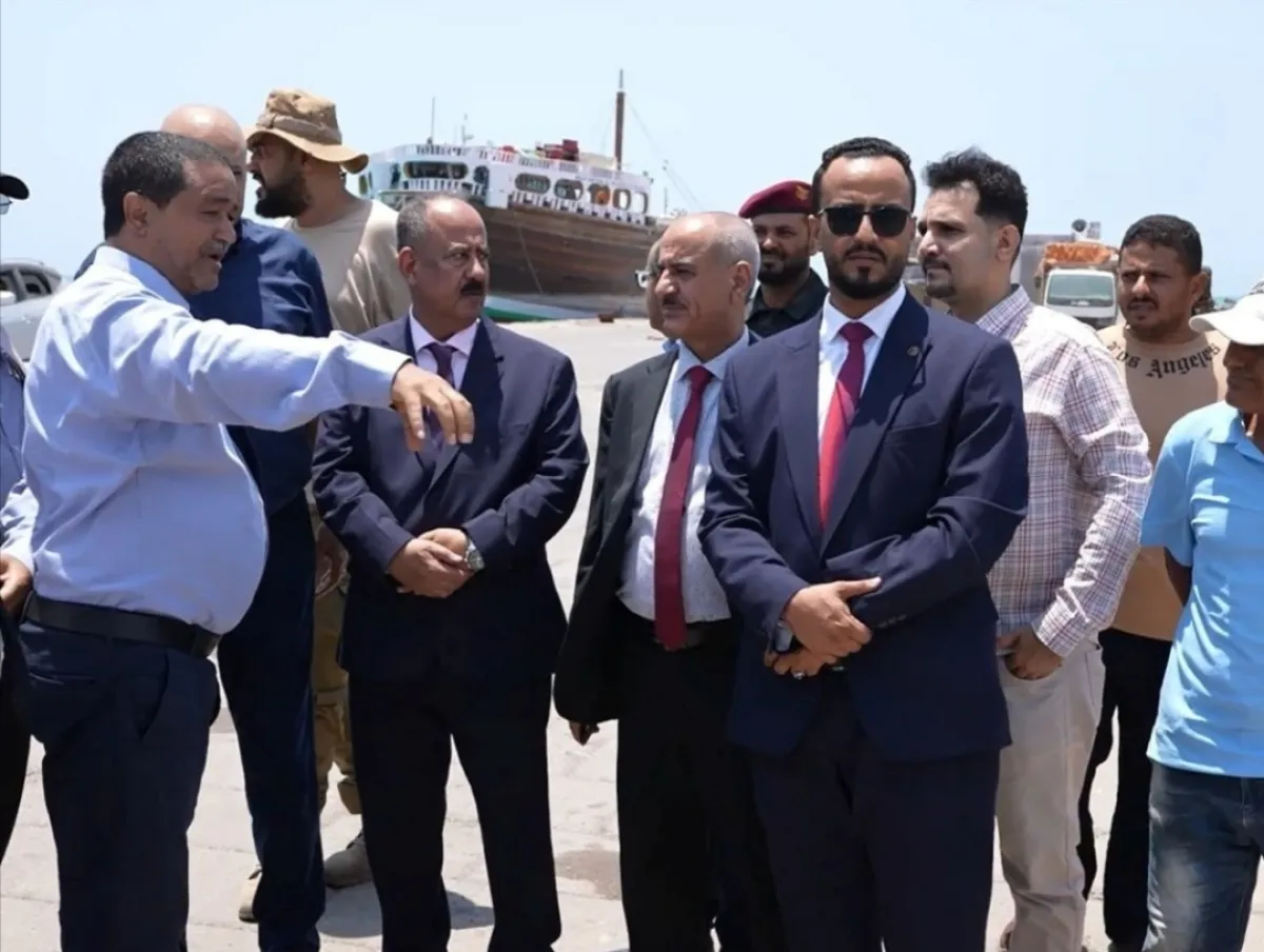 وزير النقل يزور ميناء المخا ويشدد على تسريع إعادة تأهيله وتشغيله