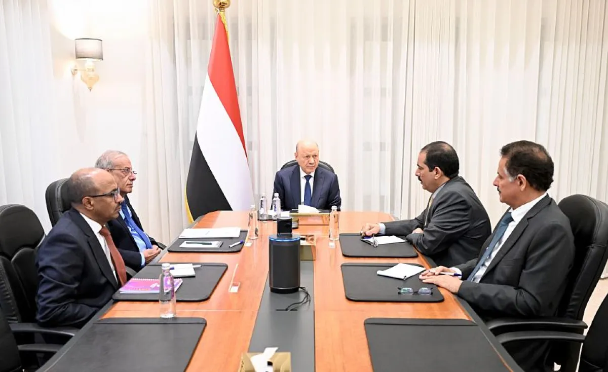 خلال ترؤسه اجتماعًا مصغرًا للحكومة.. رئيس مجلس القيادة: لا إصلاحات دون أمن وسيادة القانون