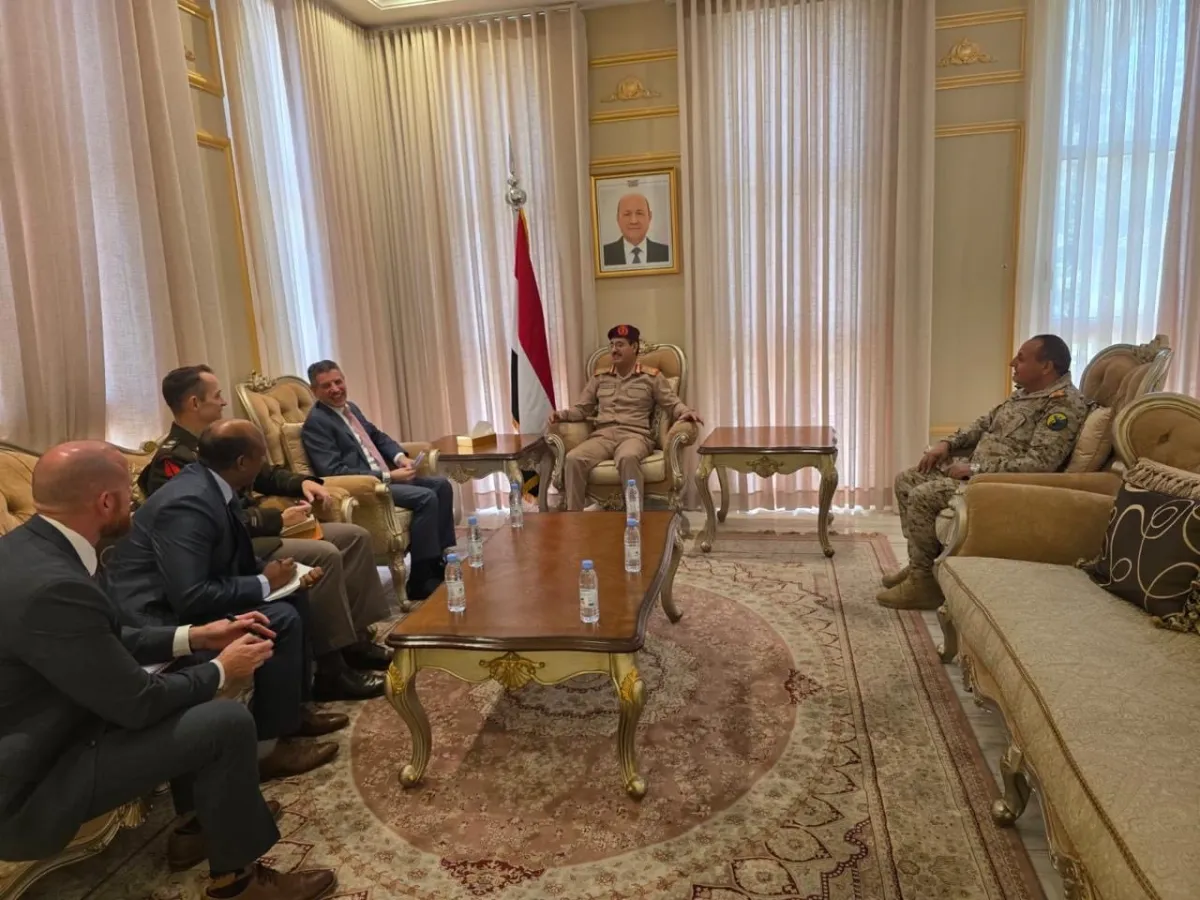 وزير الدفاع يناقش مع السفير الأمريكي تحديات تأمين الملاحة الدولية في البحر الأحمر