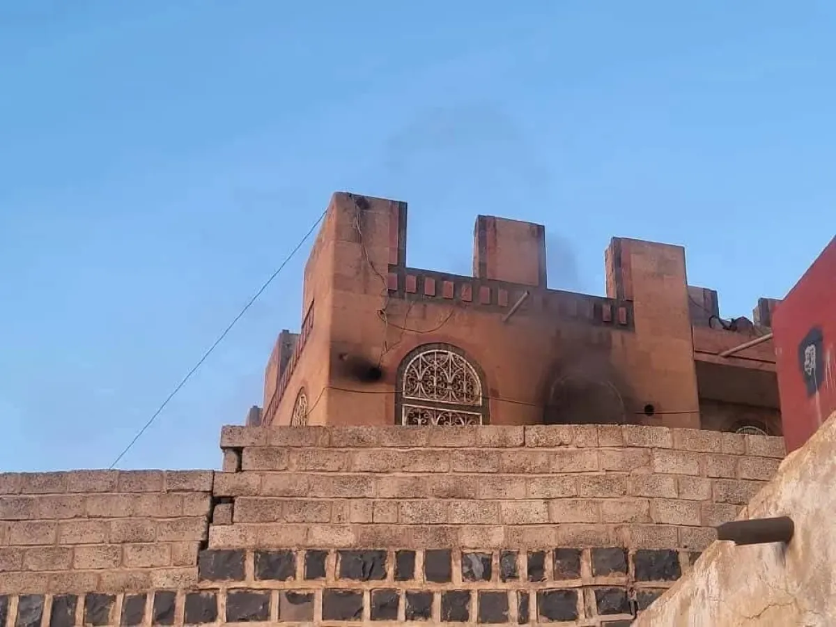 مليشيا الحوثي تحرق منزل شيخ قبلي بارز في صنعاء