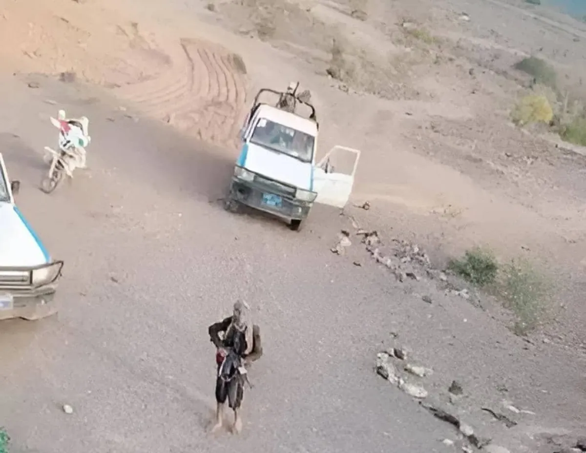 مسلحون حوثيون يقتحمون منزل مواطن في عمران ويروعون النساء والأطفال