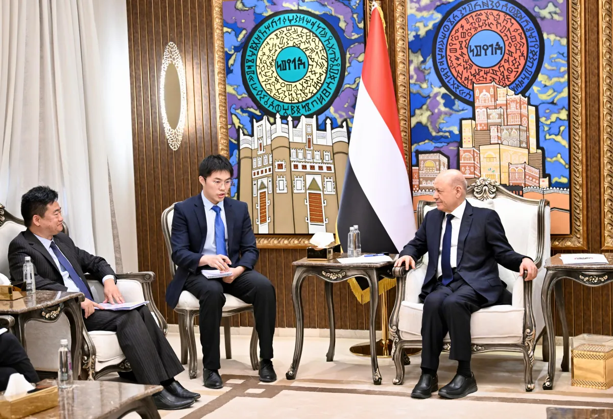 العليمي يشيد بعلاقات اليمن مع الصين وروسيا واليابان ويحذر من تهديدات الحوثيين للملاحة الدولية