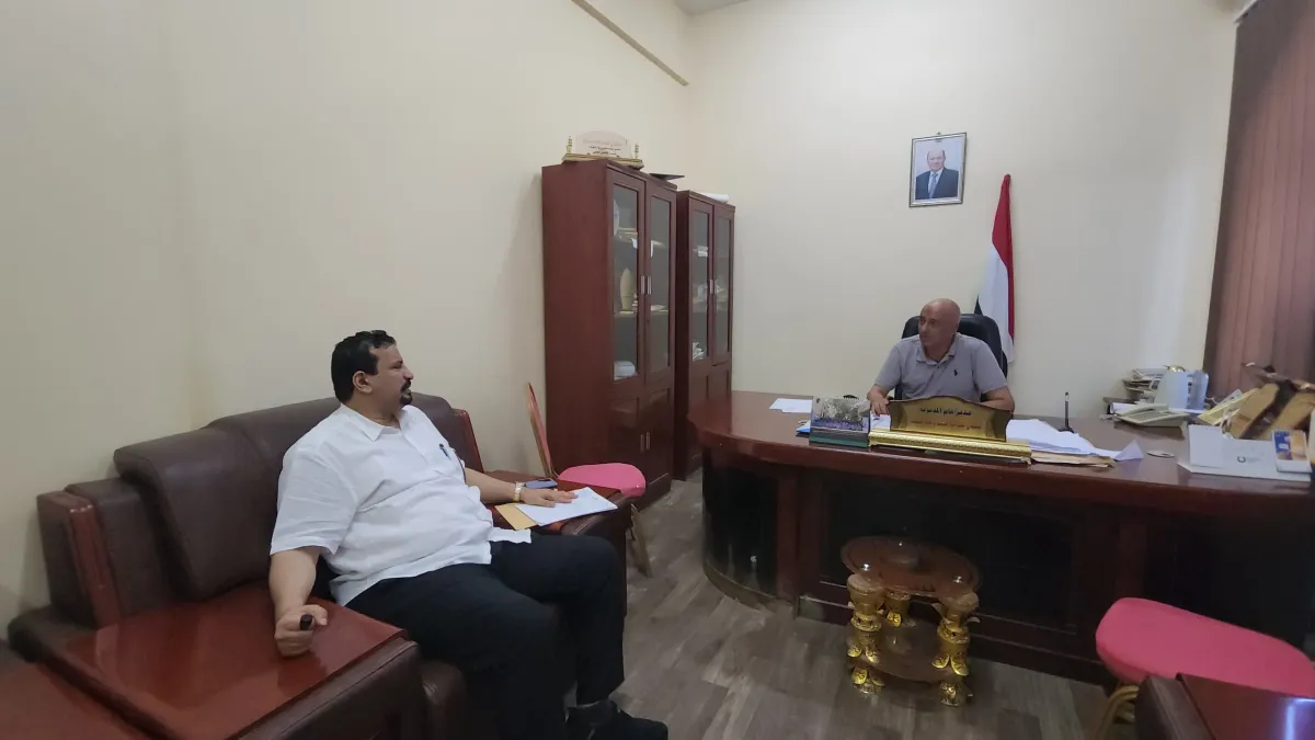 مدير عام المخا يناقش مع مدير مكتب شركة النفط أزمة نقص الوقود مع تراجع حصة المديرية النفطية بنسبة 50%