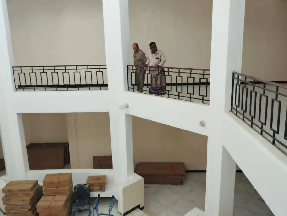 المقاومة الوطنية تسلم أثاث وتجهيزات المجمع الحكومي في ذو باب المندب