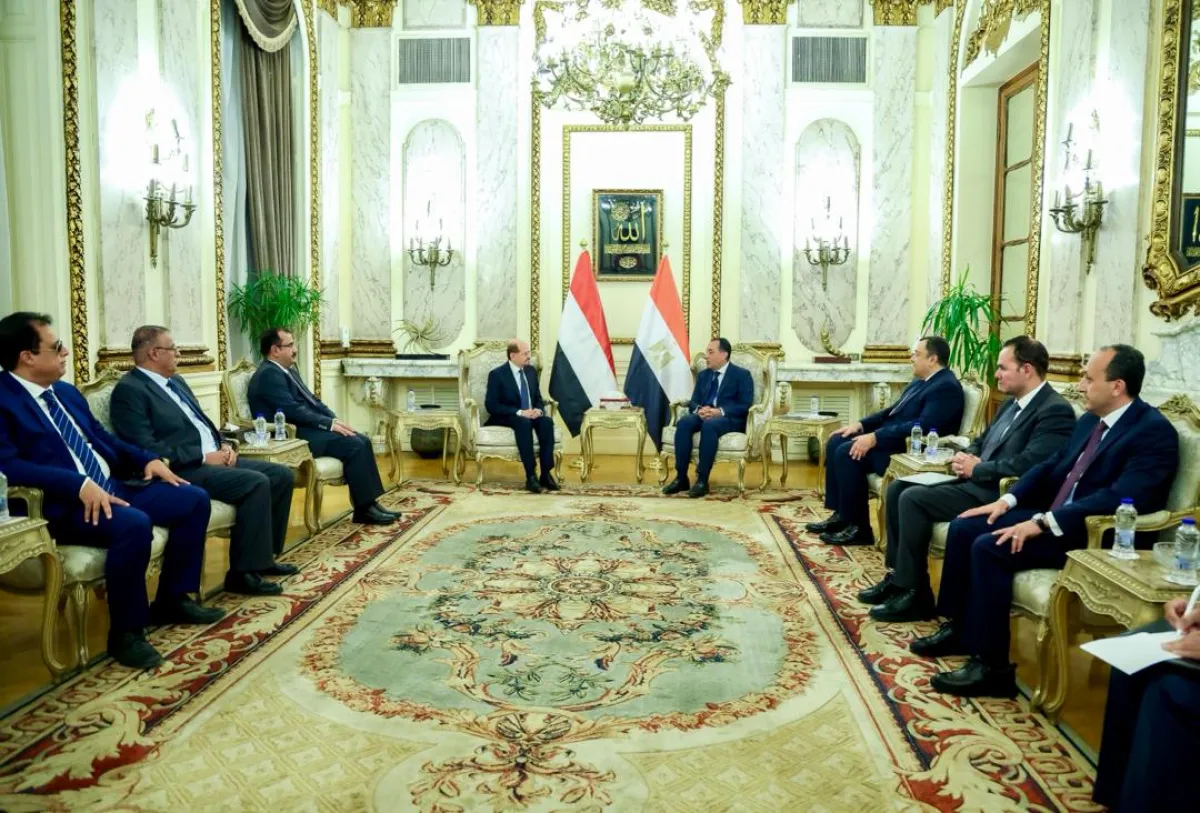 رئيس الحكومة يبحث مع نظيره المصري تعزيز العلاقات الثنائية وأمن البحر الأحمر وخليج عدن