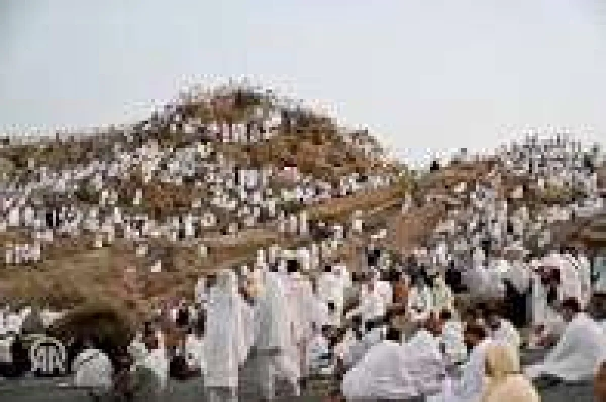 حجاج بيت الله الحرام يتوافدون إلى عرفات لأداء الركن الأعظم من مناسك الحج