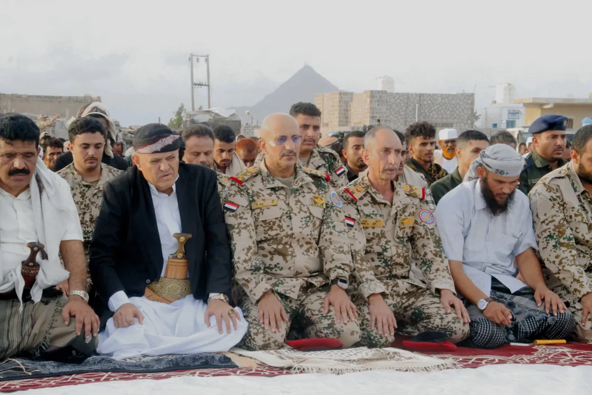 الفريق طارق صالح يؤدي صلاة عيد الأضحى مع جموع المواطنين في باب المندب