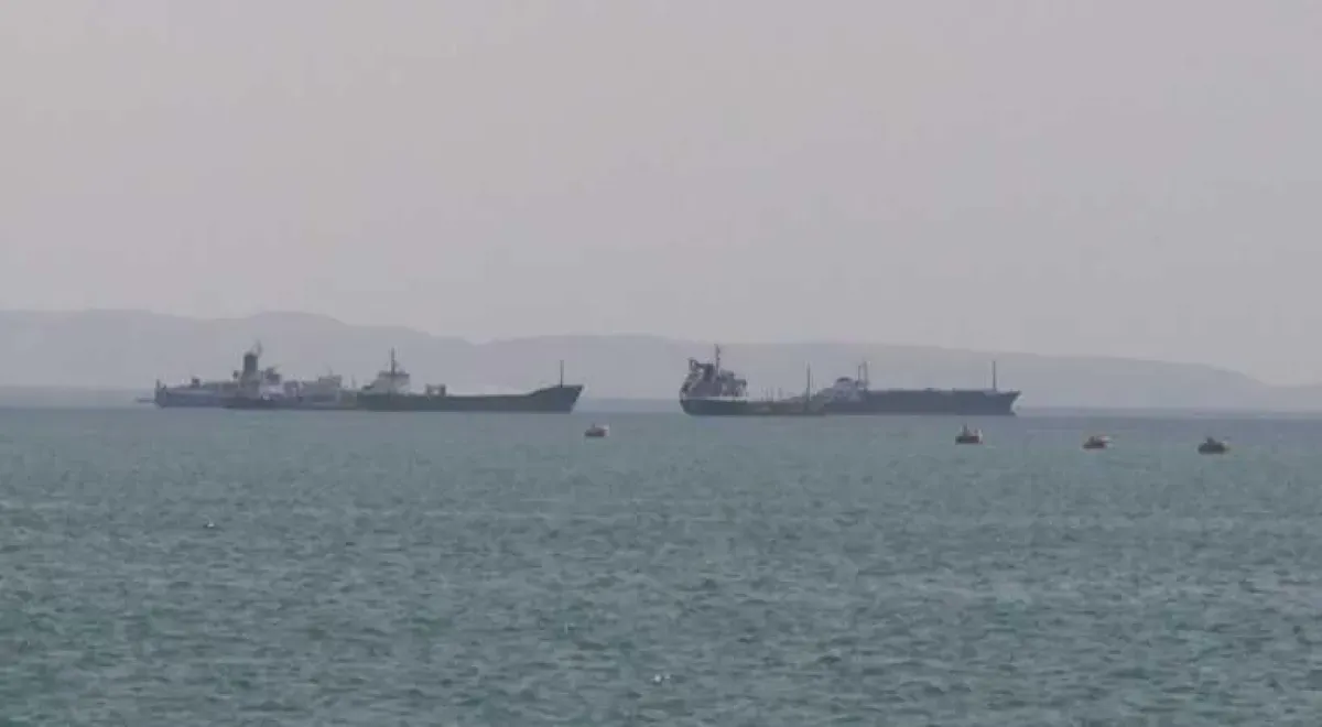 إيران تلوح باستئناف اعتداءات الحوثيين على السفن في البحر الأحمر