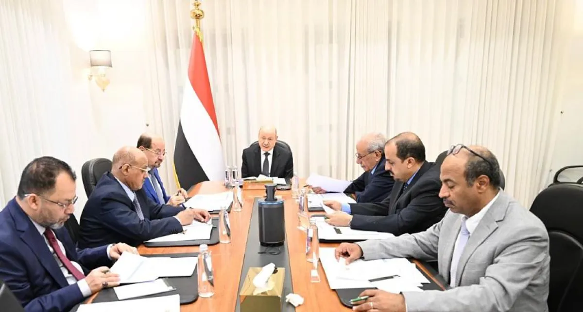 العليمي يترأس اجتماعًا حكوميًا مصغرًا ويوجه بتسريع الإصلاحات ورفع كفاءة الأجهزة الإيرادية