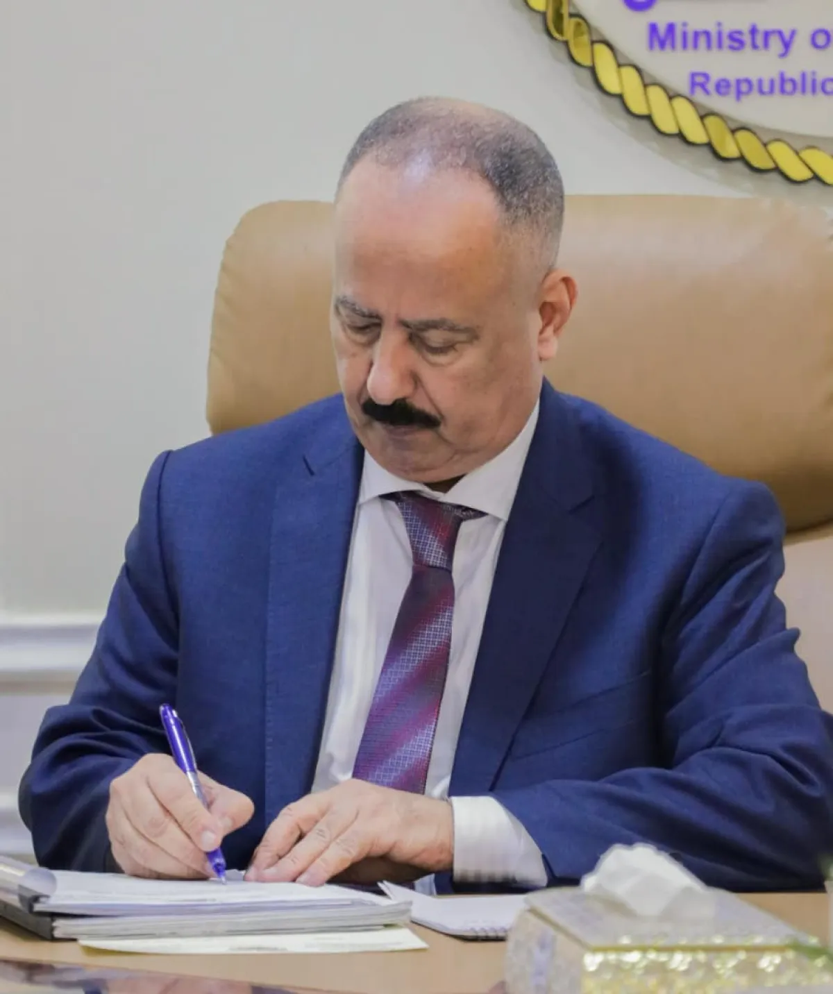 وزير النقل يصدر قرارين بتكليفين جديدين في إدارة مطار عدن الدولي