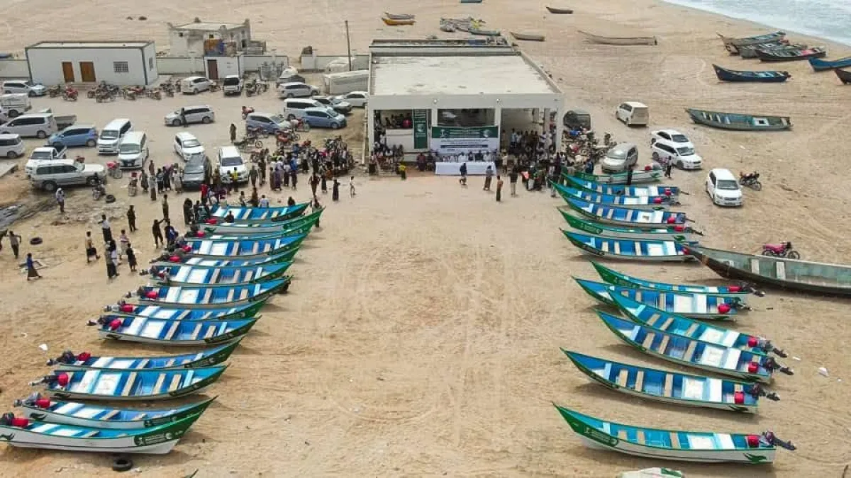 مركز الملك سلمان يوزع قوارب صيد لـ50 صيادًا في المهرة لتعزيز سبل العيش