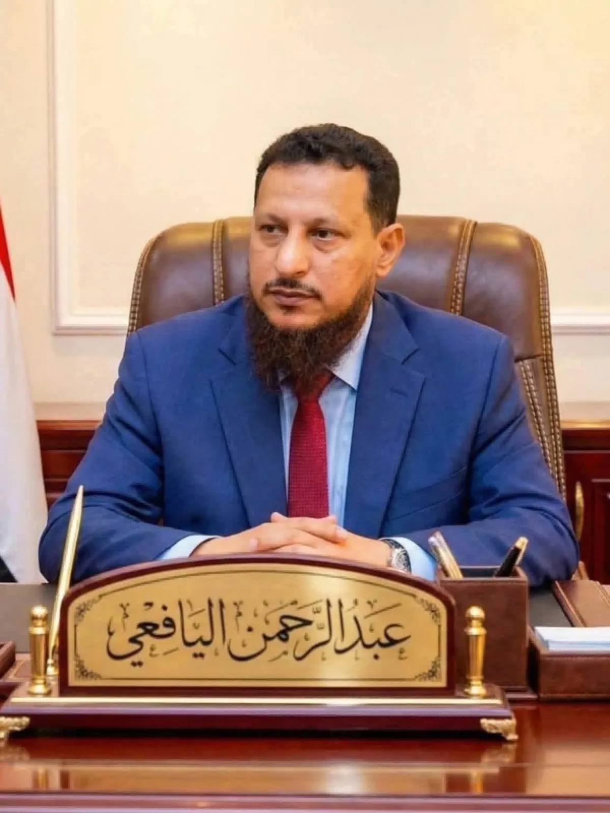 محافظ عدن يوجه بفتح تحقيق في ملابسات انفجار داخل معسكر بالممدارة