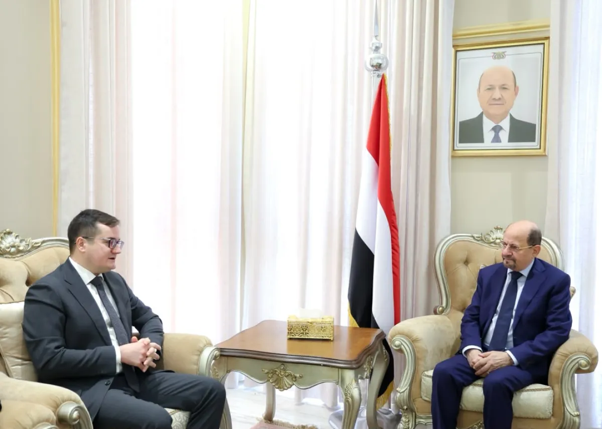 رئيس الحكومة يطّلع من سفير روسيا على ترتيبات إعادة افتتاح السفارة في عدن