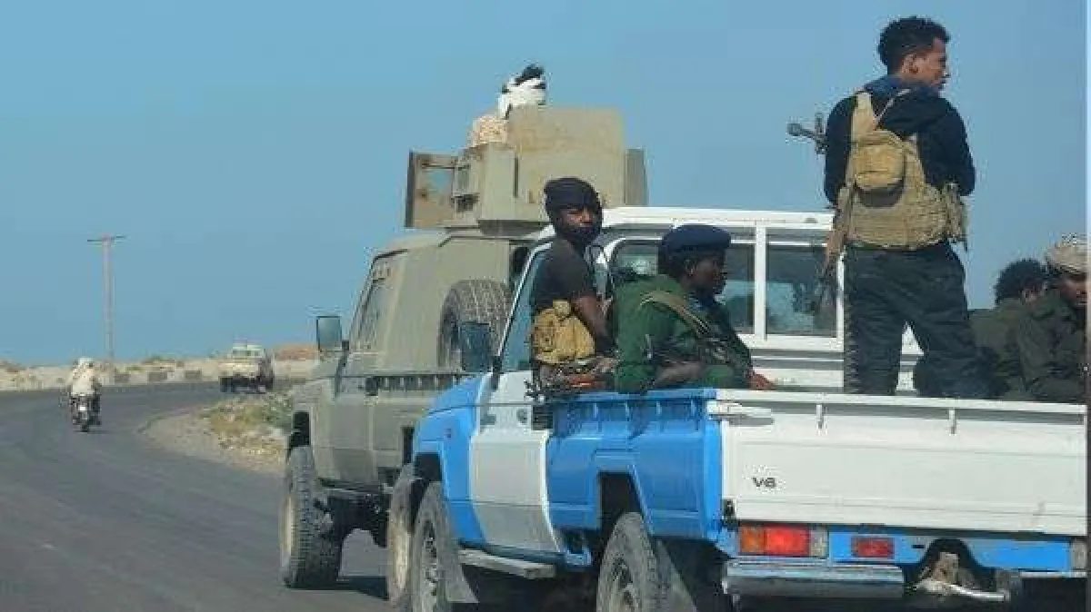 بناء على بلاغ شرطة الحديدة.. أمن الدولة في تعز يسلم أحد المطلوبين أمنيًا في جريمة اغتيال قائد الفرقة الأولى مقاومة وطنية