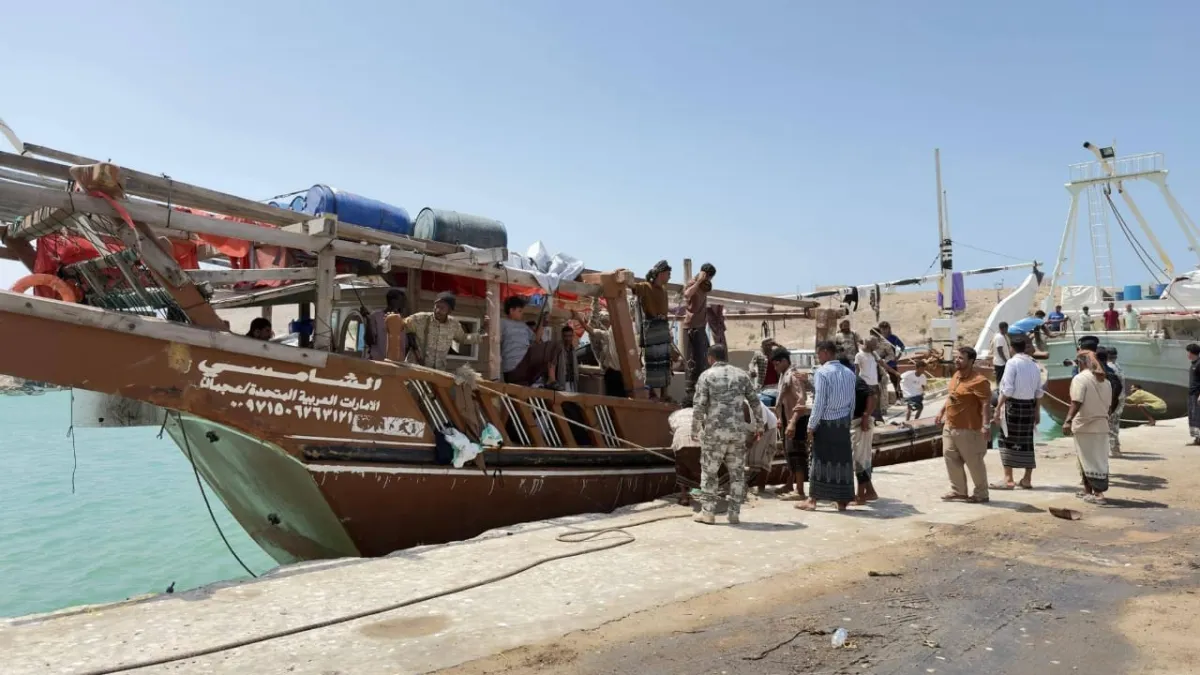 خفر السواحل بالمهرة تنقذ 27 شخصاً بعد تعطل قاربهم في عرض البحر