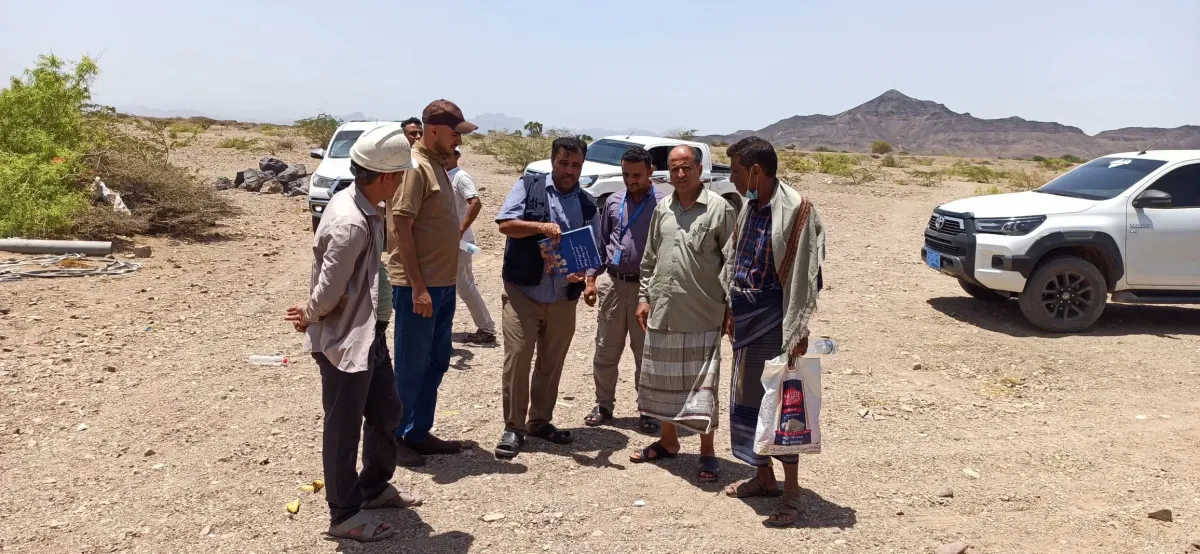 تعز.. مدير ذو باب المندب يسلّم موقع مشروع مياه "منطقة الجديد" للمقاول المنفذ