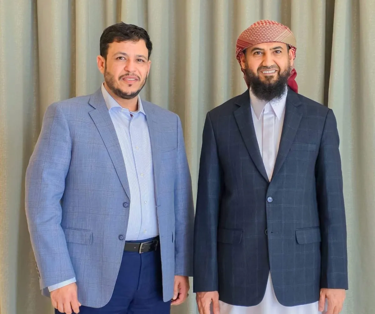 العليمي والمحرمي يؤكدان أهمية التنسيق والعمل بروح الفريق الواحد بين أعضاء مجلس القيادة الرئاسي