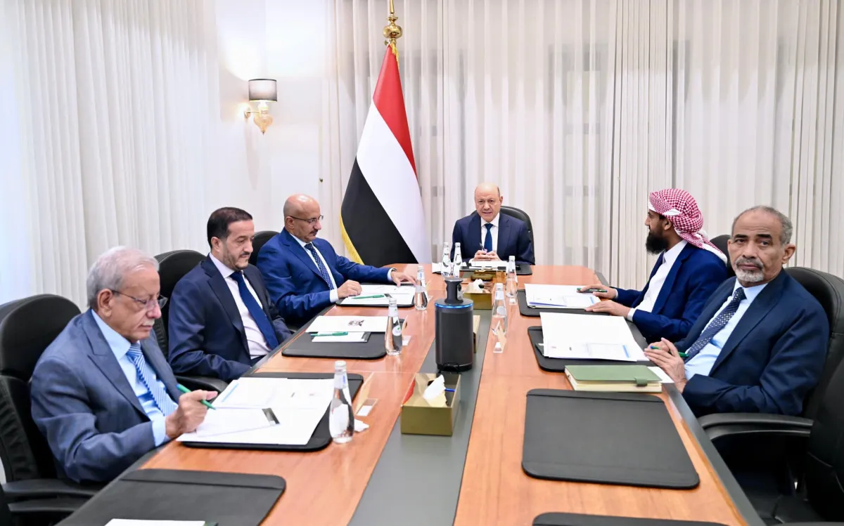 مجلس القيادة الرئاسي يوجه الحكومة بتسريع تنفيذ الخطط المعتمدة لمكافحة التهريب وضبط الإيرادات