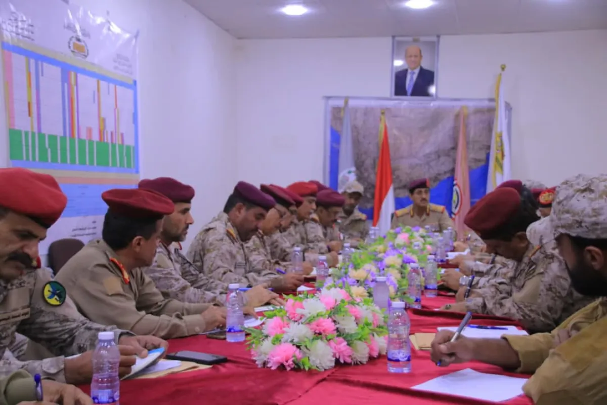 وزير الدفاع يرأس اجتماعًا عسكريًا استثنائيًا لمناقشة مستوى الجاهزية القتالية