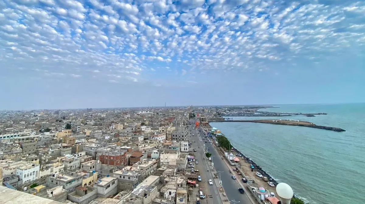 استغلال القضاء لنهب الأراضي.. مليشيا الحوثي تشرد عشرات الأسر من منازلها في الحديدة