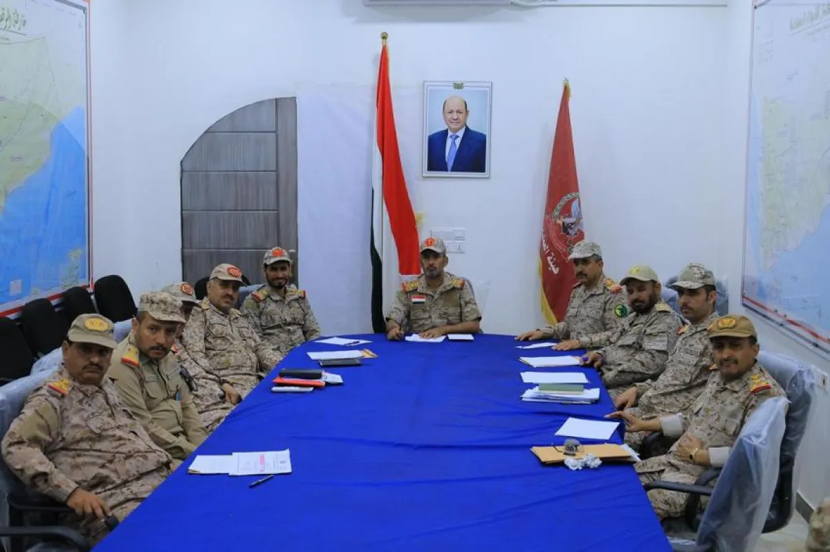 رئيس هيئة الأركان يترأس اجتماعاً موسعاً بقادة الهيئات والمناطق والمحاور العسكرية