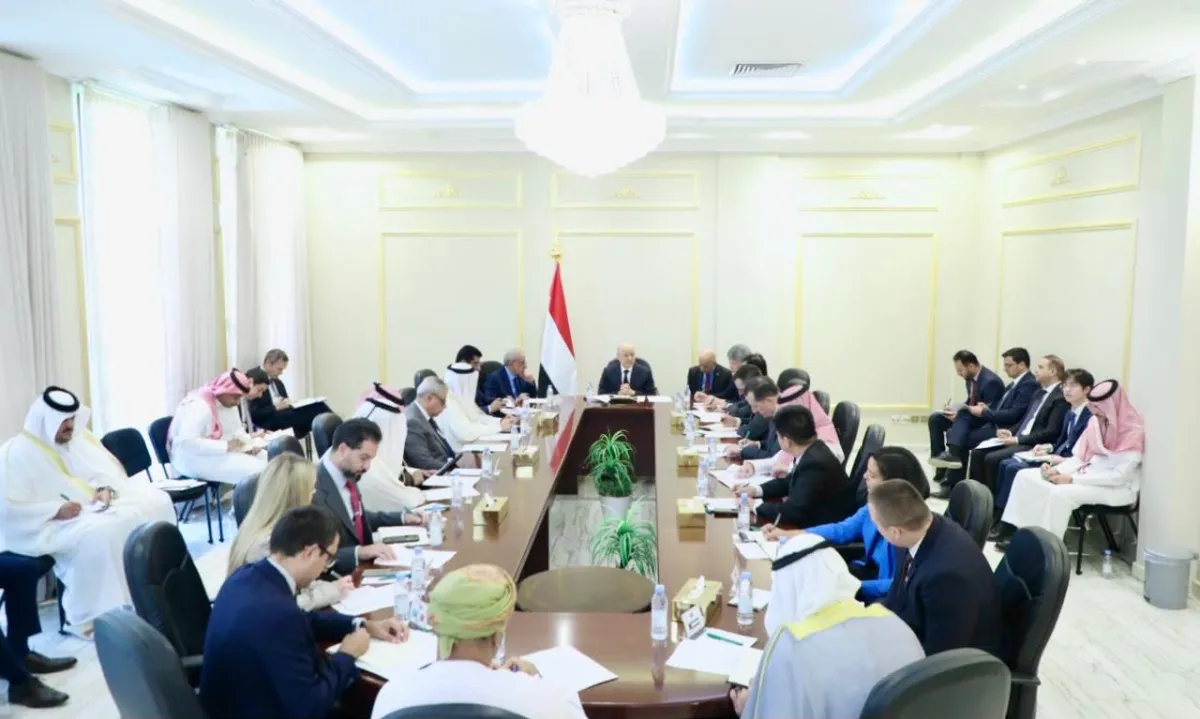 العليمي: الطائرة الإيرانية نقلت خبراء عسكريين إيرانيين ومعدات لتطوير المسيّرات والصواريخ إلى صنعاء