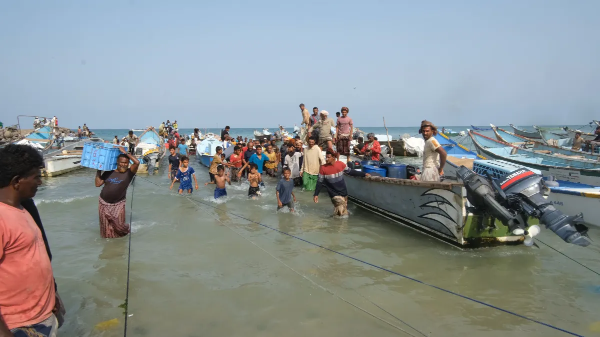 الخوخة تستقبل 15 صيادًا بعد الإفراج عنهم من إريتريا