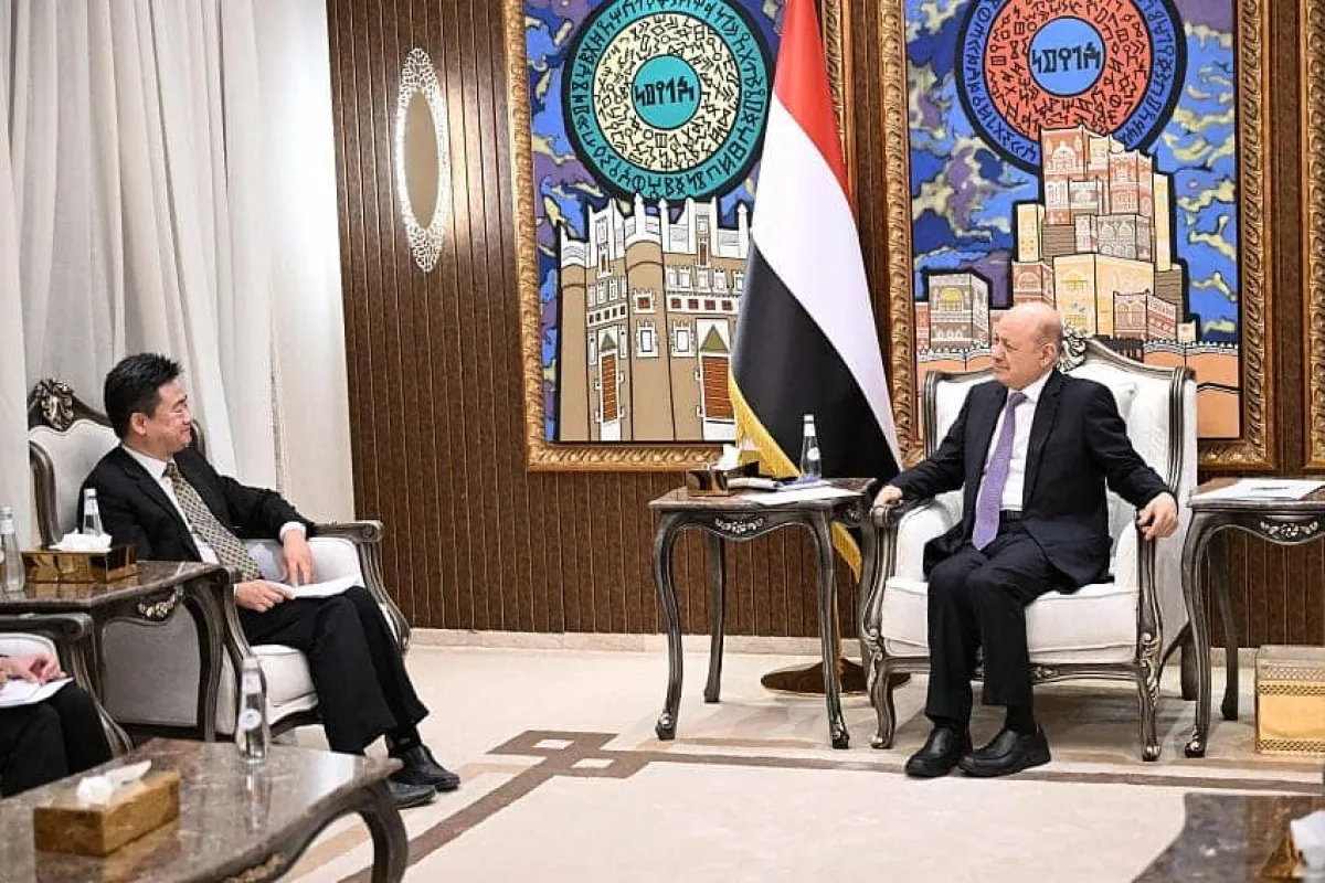 رئيس مجلس القيادة يحذر من أي اختراق إيراني جديد للأجواء اليمنية ويطالب بموقف دولي حازم