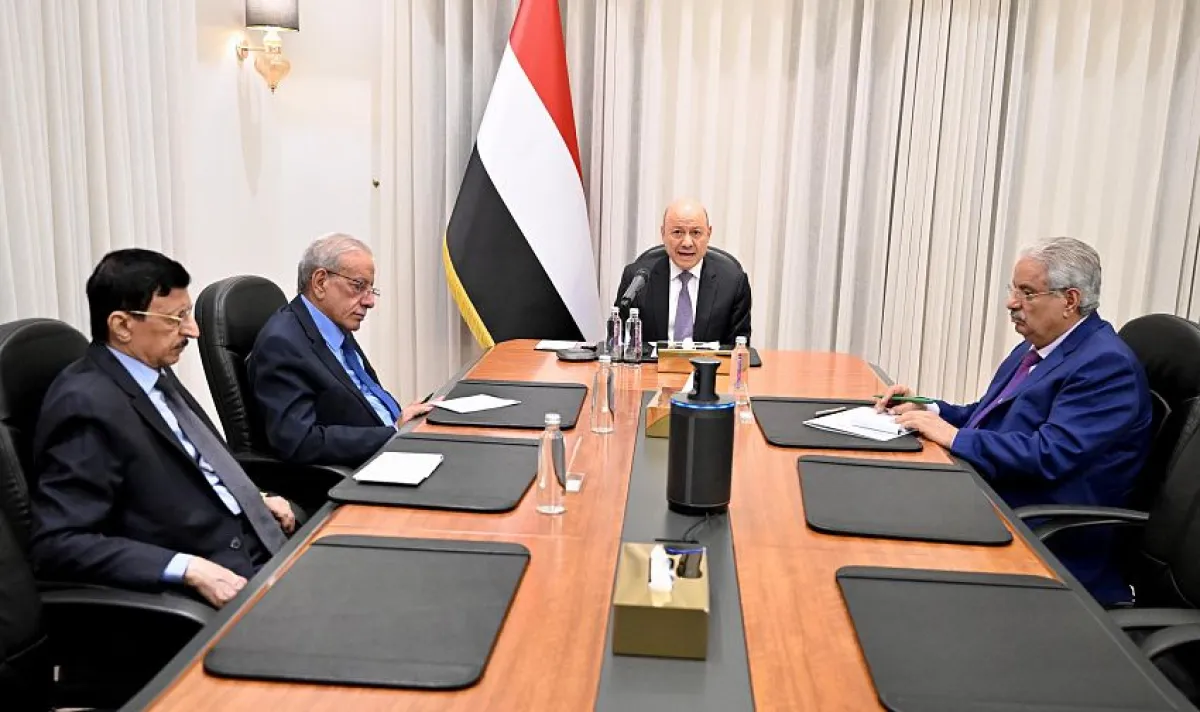 رئيس مجلس القيادة يؤكد عدم تنازل الدولة عن حقها في إدارة مجالها الجوي ومطاراتها تحت أي مبررات