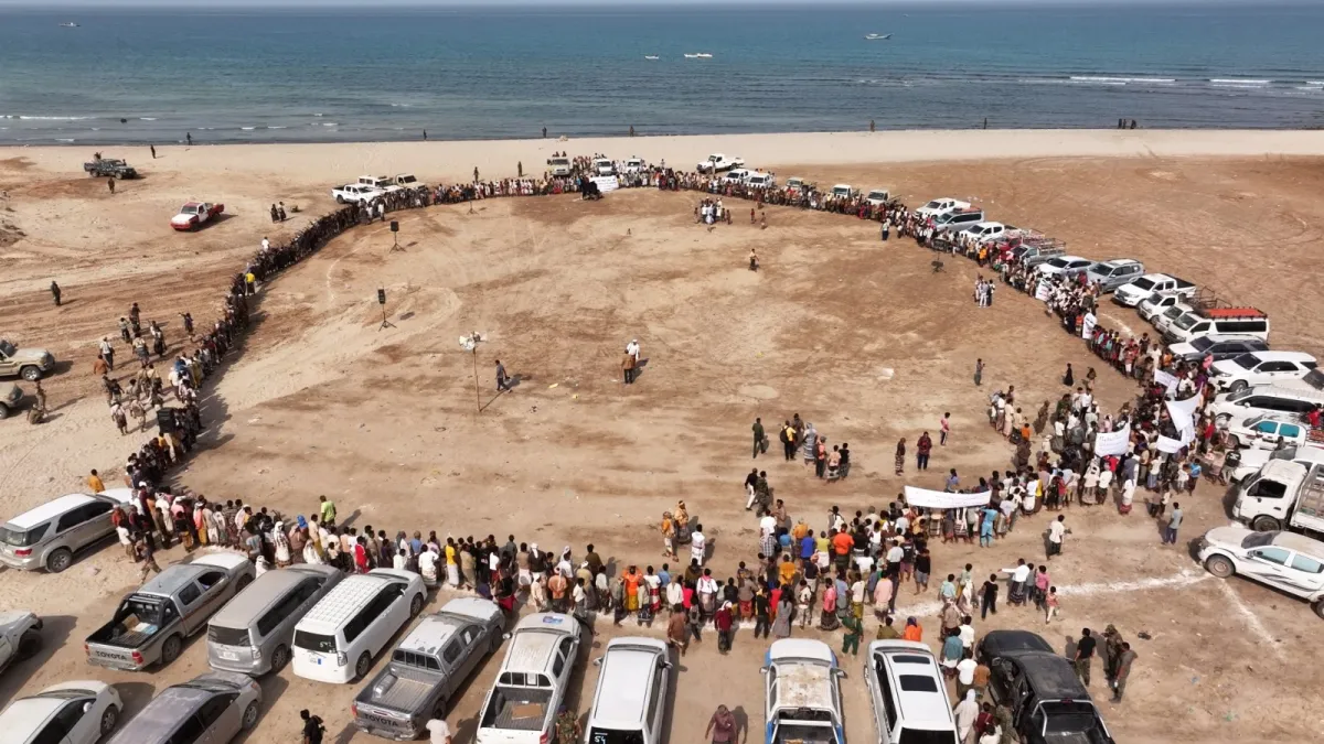 وقفة قبلية في الخوخة تعلن دعمها لمجلس القيادة وتؤكد الاستعداد لإسناد معركة استعادة الدولة