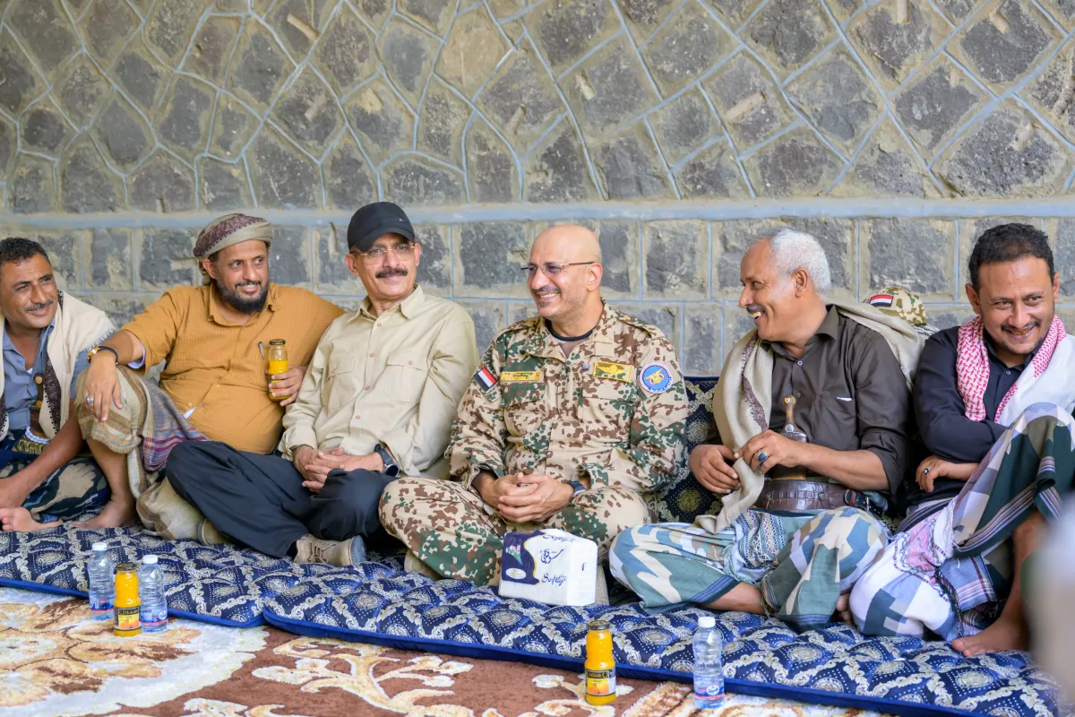 التقى مشايخ وأعيان الوازعية.. الفريق طارق صالح: حان الوقت لاستعادة الدولة من قبضة المشروع الإيراني