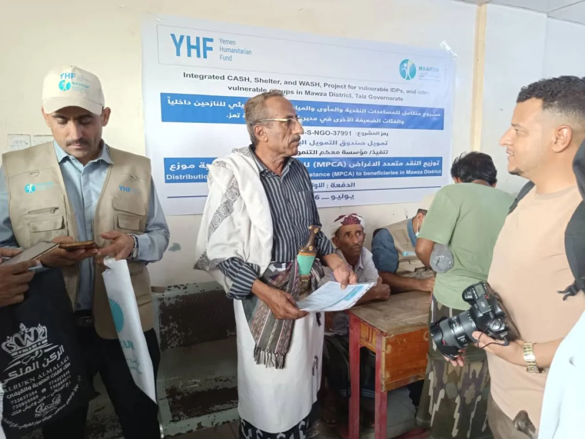 مدير عام موزع يدشن توزيع مساعدات نقدية متعددة الأغراض لـ259 مستفيدًا بتمويل من صندوق اليمن الإنساني