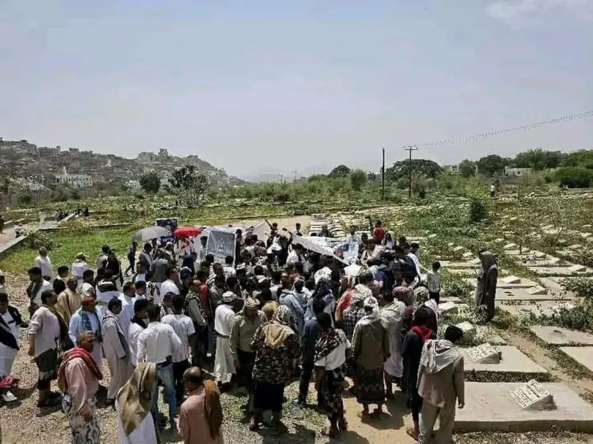 تشييع جثمان الصحفي محمد عيضة في تعز بعد أكثر من شهر على اغتياله بالمكلا