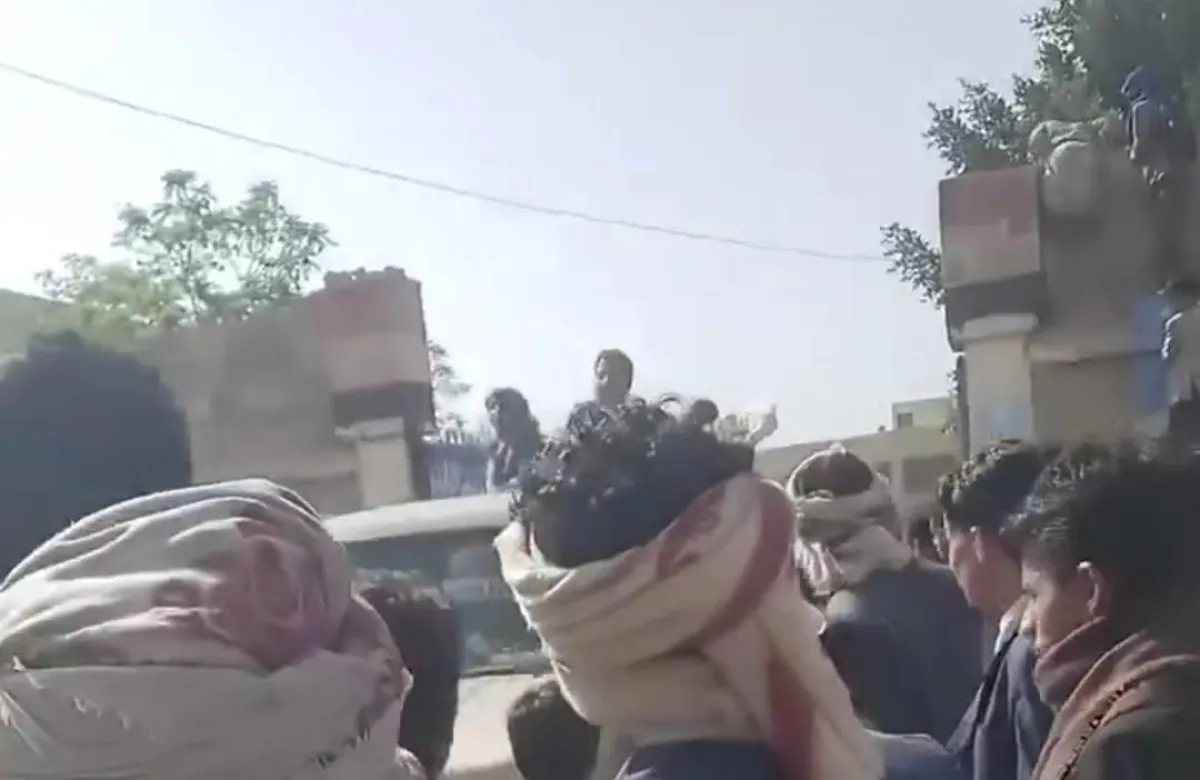 مسلح حوثي يقتحم مدرسة للبنات في عمران ويصيب الحارس وطالبتين