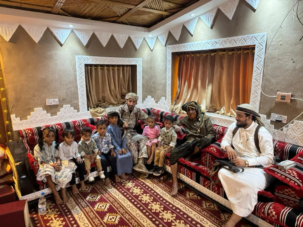 قائد العمليات المتقدمة في المخا يزور أسرة الشهيد العميد يحيى وحيش