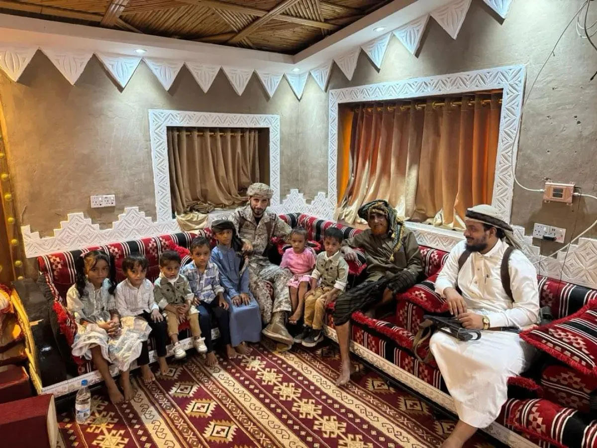 قائد العمليات المتقدمة في المخا يزور أسرة الشهيد العميد يحيى وحيش