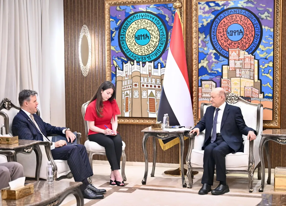 رئيس مجلس القيادة: استهداف ميناء المخا يكشف حرب الحوثيين الممنهجة على مقدرات اليمنيين
