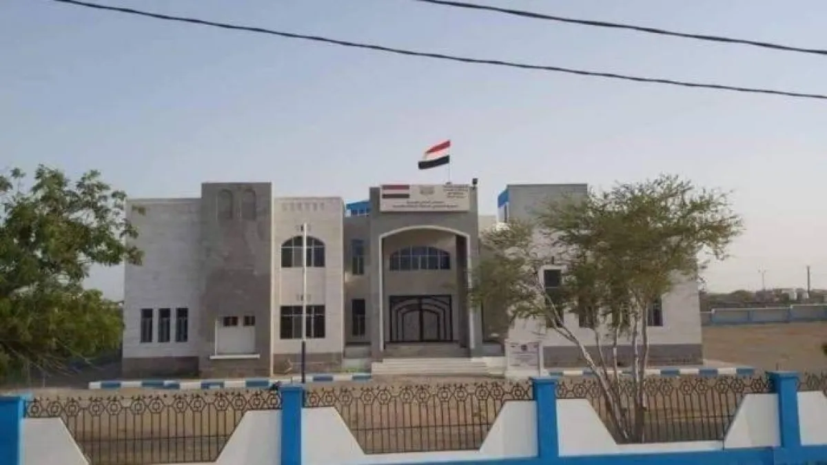 السلطة المحلية بالمخا: استهداف الميناء جريمة بحق جميع أبناء المخا والعاملين فيه وأسرهم