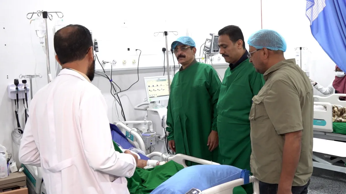 أمين عام المكتب السياسي يزور جرحى الاعتداءات الحوثية على المخا والخوخة
