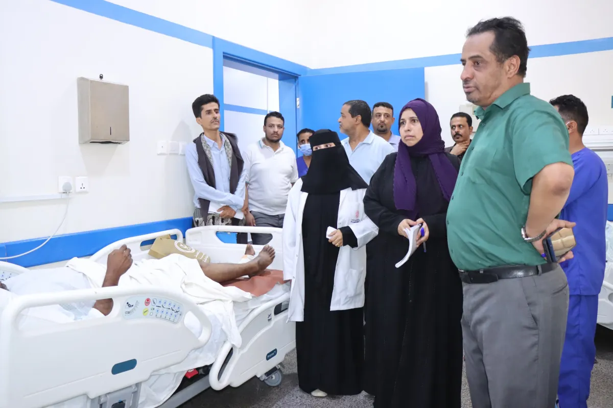 اللجنة الوطنية للتحقيق تتفقد مصابي الهجمات الحوثية على السفينة "تهامة" وميناء المخا