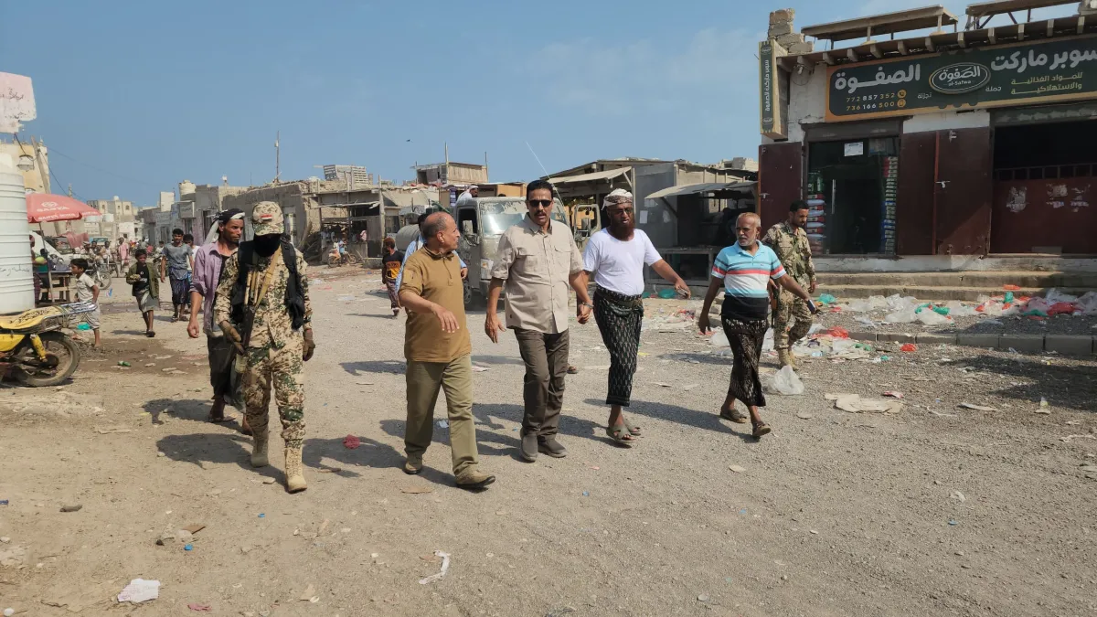 المزلم والوجيه يتفقدان عددًا من المرافق في ذو باب المندب ويطلعان على أوضاع المواطنين
