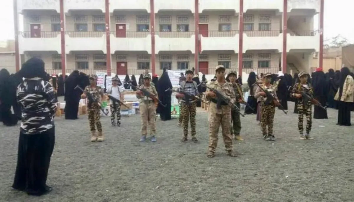 مليشيا الحوثي تفتح مسارًا جديدًا للتجنيد الإجباري للطلاب من داخل المدارس