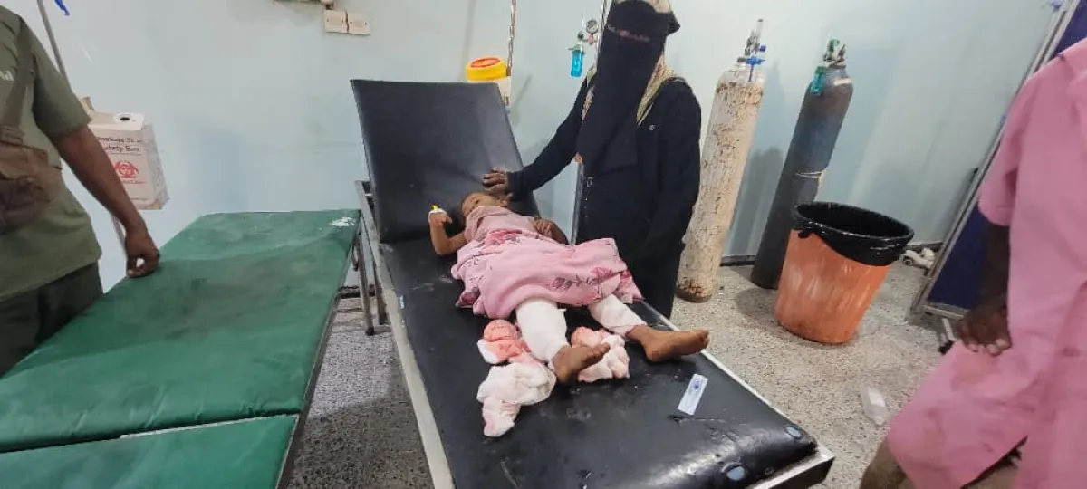 إصابة طفلتين شقيقتين في حيس جراء اعتداء حوثي بطائرة مسيرة