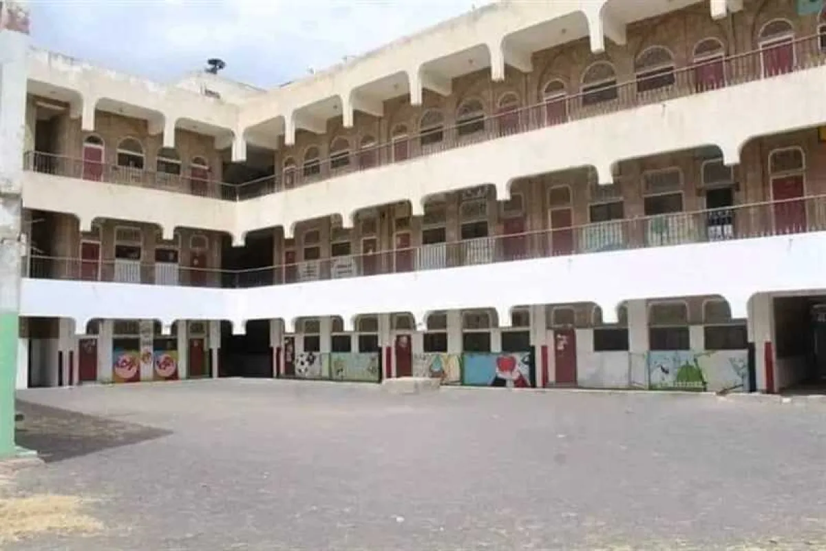 بعد رفض ترديد "الصرخة الخمينية".. مليشيا الحوثي تقتحم مدرسة بنات في إب لفرض شعارها