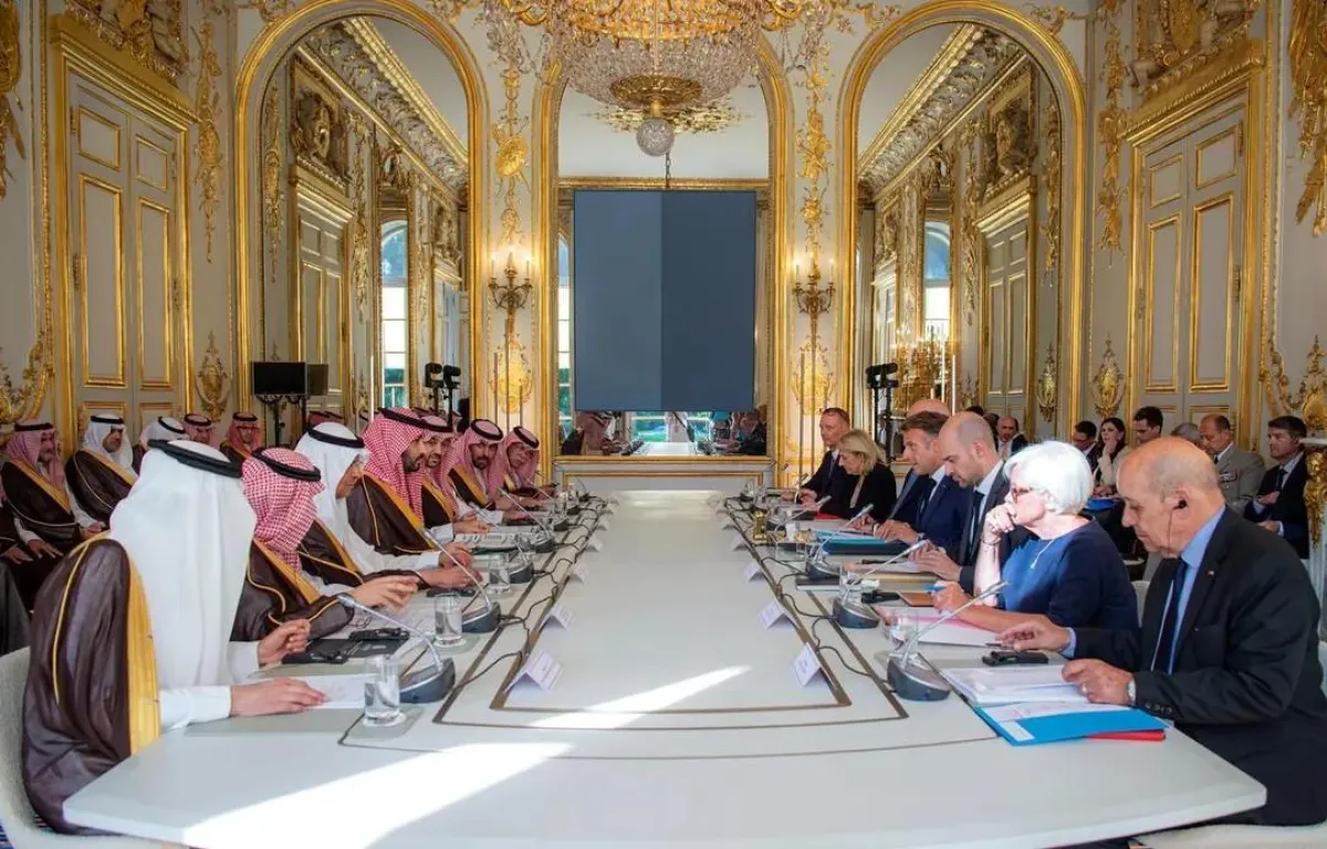 بيان سعودي فرنسي مشترك يدين الهجمات الحوثية ويجدد دعم مجلس القيادة وحرية الملاحة